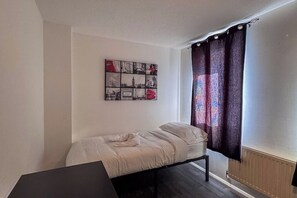 3 habitaciones, escritorio y tabla de planchar con plancha 