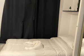 3 chambres, bureau, fer et planche à repasser, lit parapluie