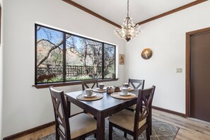 Dining - Nestled Beneath Sugarloaf & Coffee Pot Rock With Views, Easy Access To Trails, Pets Ok (Sedona)