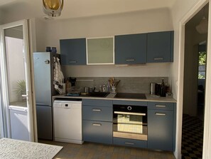 Kühlschrank, Ofen, Geschirrspüler, Kochgeschirr/Geschirr/Besteck