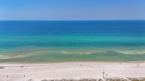 Una playa con aguas turquesas cristalinas y una orilla arenosa.