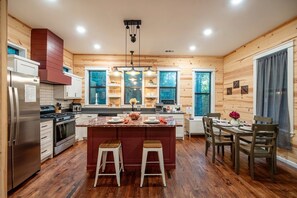 Frigorífico, microondas, horno y placa de cocina