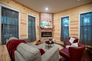 Una Smart TV, una chimenea