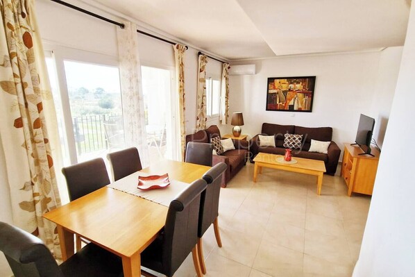 TV - A charming and well-appointed, 2 Bedroom Apartment (Sucina)