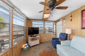 Una Smart TV, una mesa de tenis de mesa