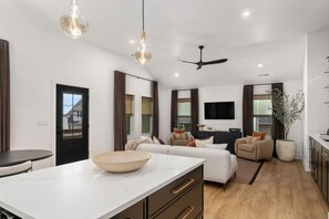 TV, books - Cocoa Haus - Luxury Getaway (Kill Devil Hills)