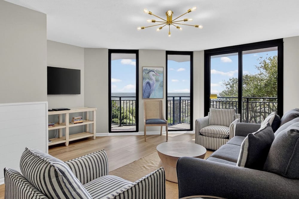 Beachfront, Pool Access, Balcony w/ Oceanview 222 D Shipwatch by Avantstay - Wild Dunes, SC