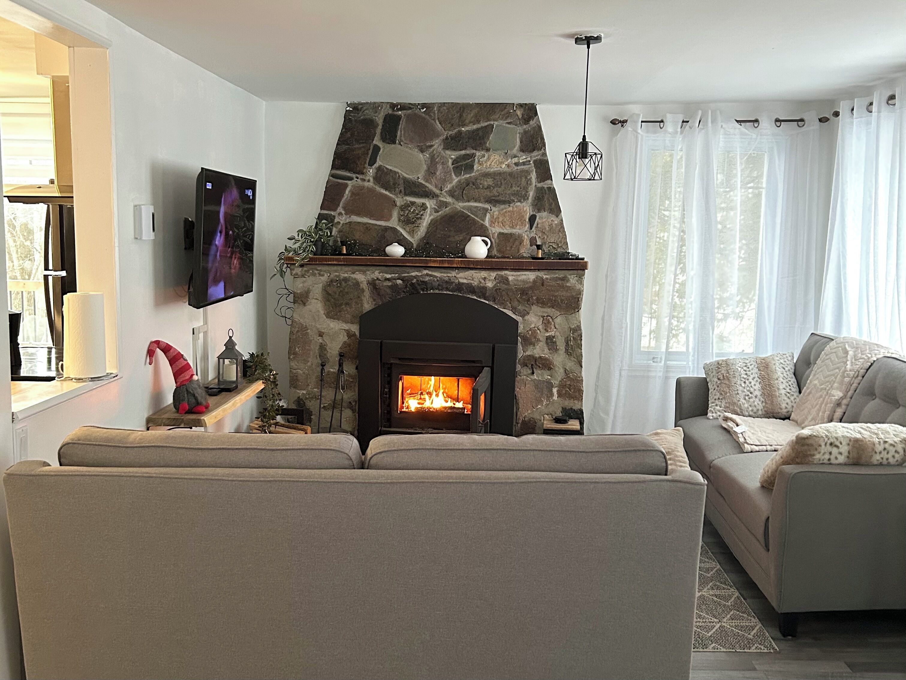 Televisión y chimenea 