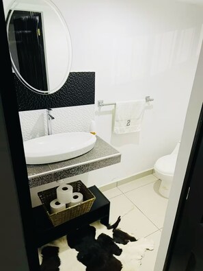 Toallas, jabón, papel de baño