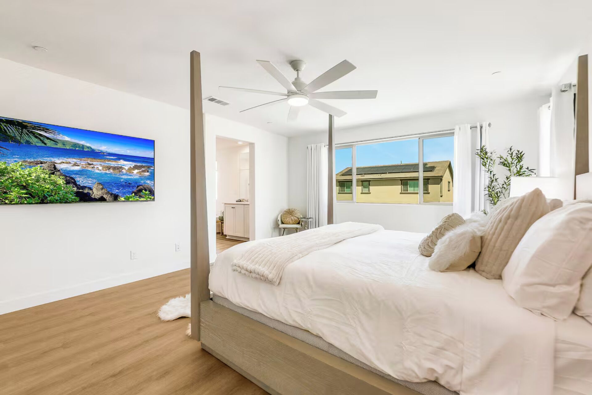 7 slaapkamers, een bureau, een strijkplank/strijkijzer, reisbedje