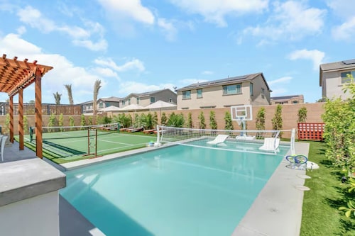 Charming 7-bedroom house Pickleball+Spa+Pool+BBall+13Beds