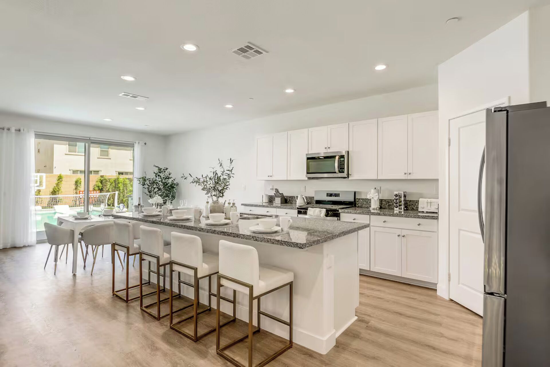 Refrigerador, microondas, horno y parrilla de estufa 