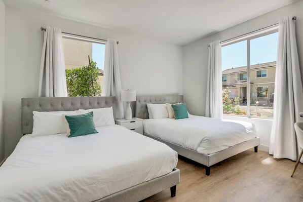 7 chambres, bureau, fer et planche à repasser, lit de bébé portatif