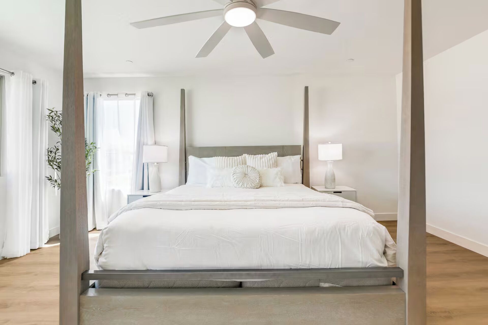 7 Schlafzimmer, Schreibtisch, Bügeleisen/Bügelbrett, Reisekinderbett