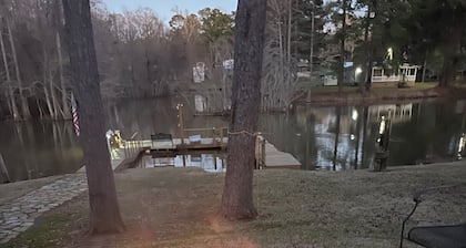 Gilligan’s Waterfront Retreat – Peaceful-Fish, Grill & Relax!