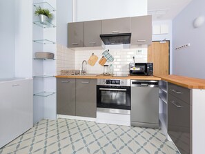 Fridge, microwave, oven, stovetop - Park Skowroni Chic Nook Studio (Wroclaw)