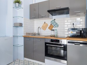 Een koelkast, een microgolfoven, een oven, een kookplaat