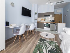 Een strijkplank/strijkijzer, wifi, beddengoed