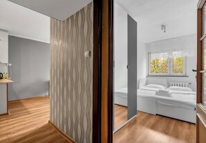 1 bedroom, iron/ironing board, WiFi, bed sheets - Warszawa Wola Standard Apartment (Warszawa)