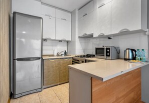 Réfrigérateur, micro-ondes, four, plaque de cuisson