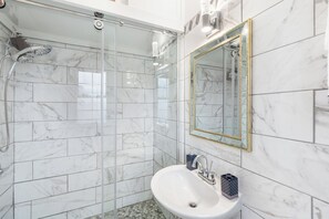 Dusche, Haartrockner, Handtücher, Seife