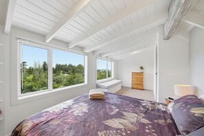 4 bedrooms, desk, WiFi, bed sheets