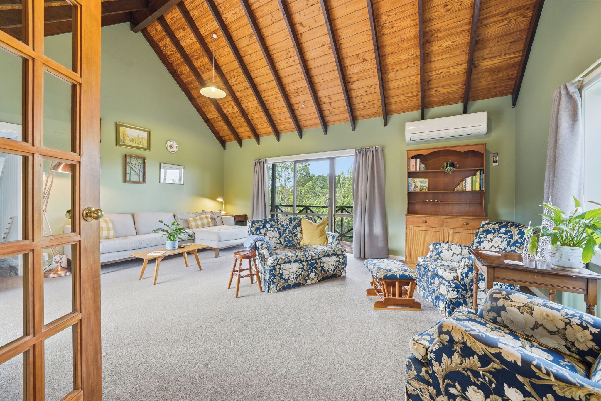 Peis, bøker og PC-skjermer