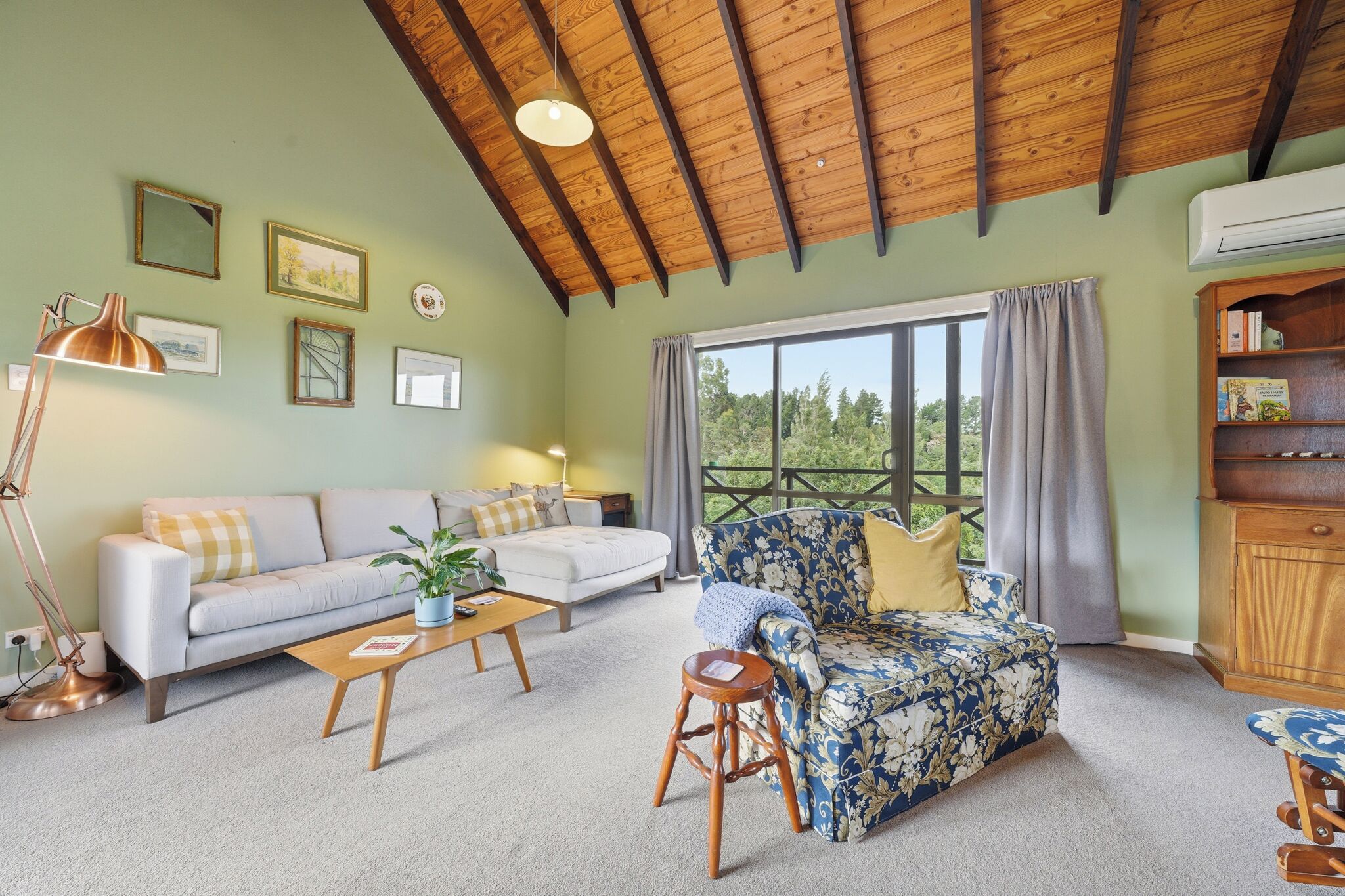 Chimenea, libros, monitor de computadora