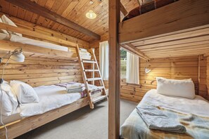 4 bedrooms, desk, WiFi, bed sheets