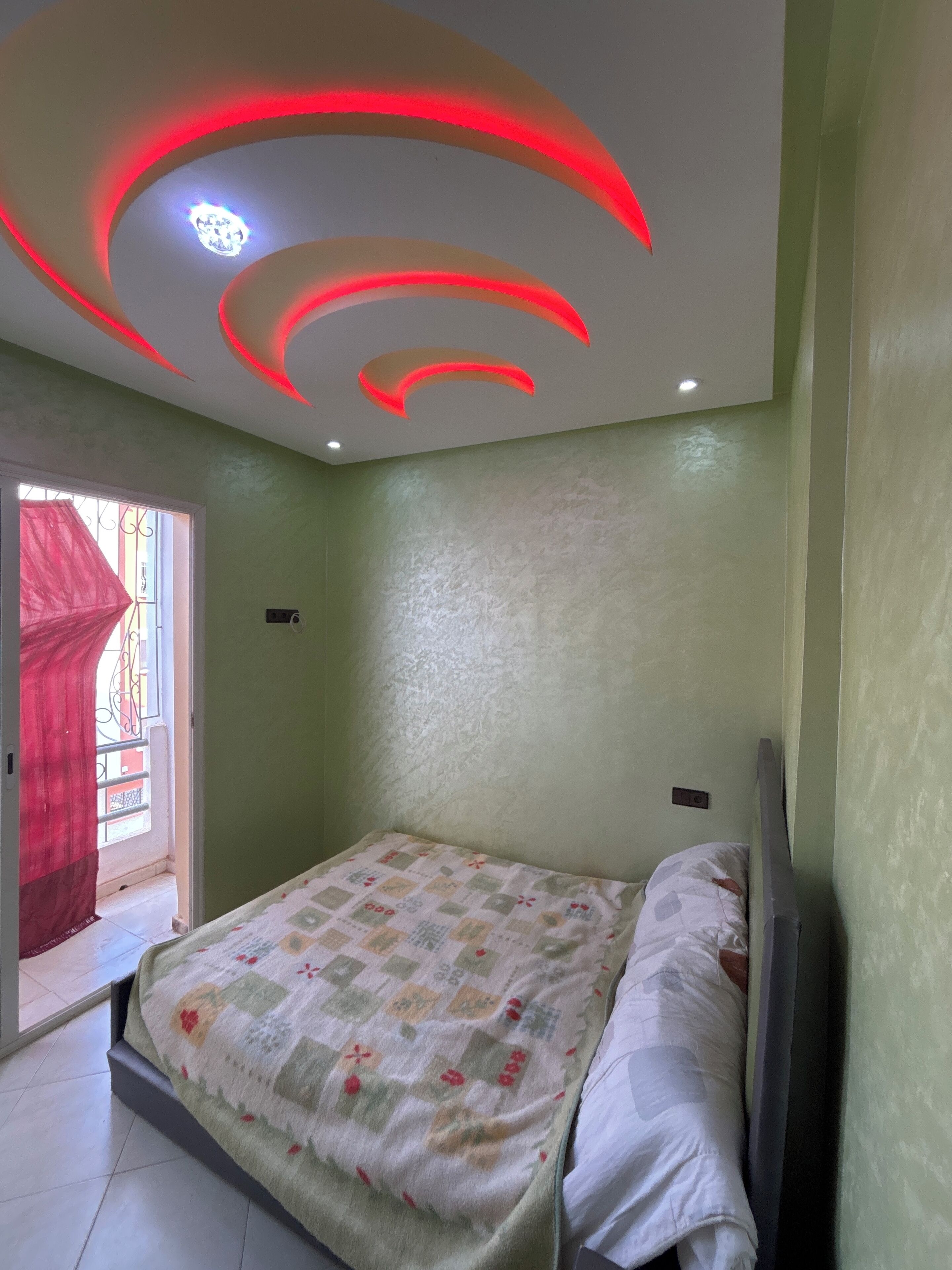 2 bedrooms, iron/ironing board, WiFi