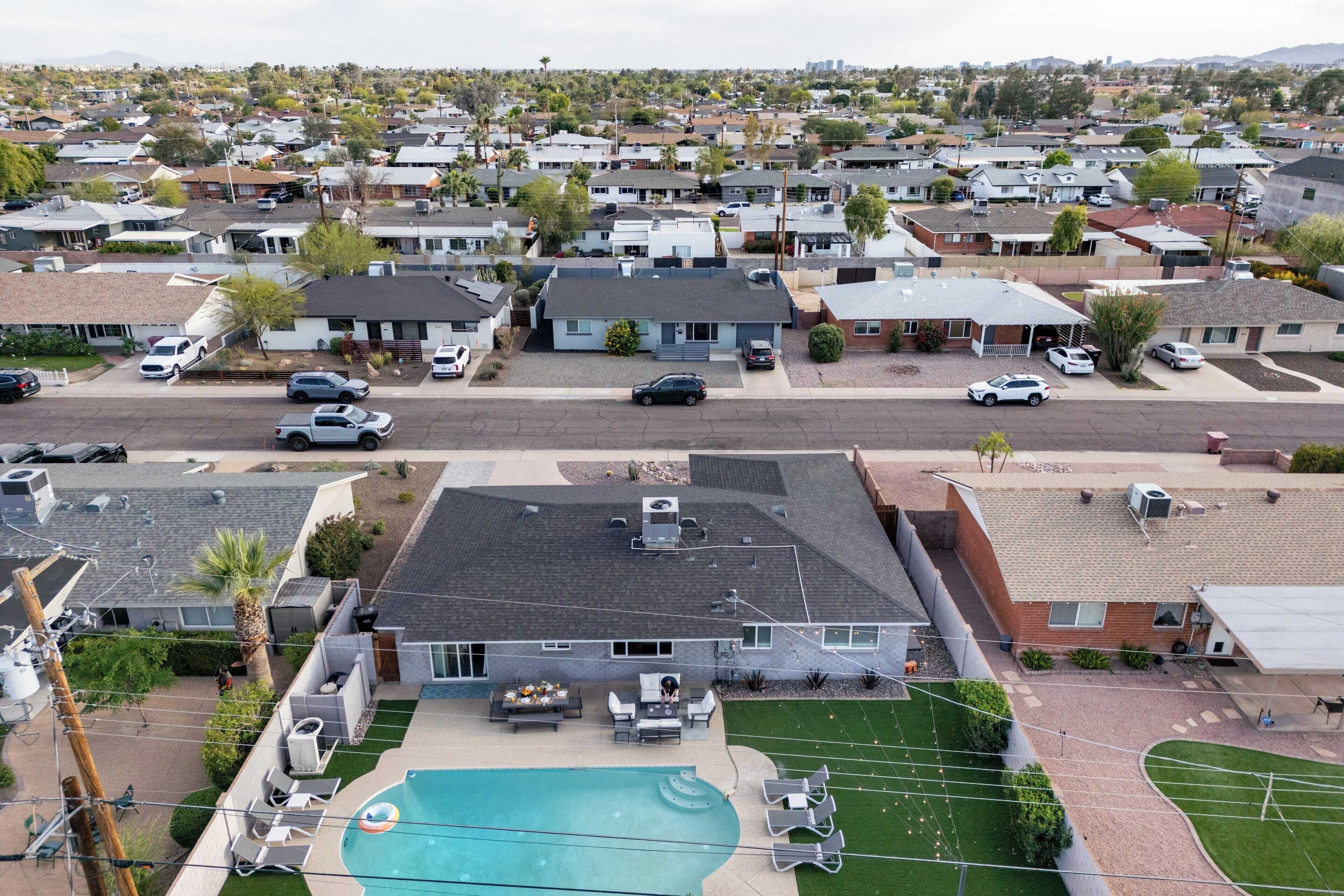 Un quartiere residenziale con case, una piscina e cielo sereno.