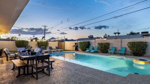 A swimming pool with lounge chairs, a barbecue grill, and a table with drinks. - Private Pool + Outdoor Oasis 5mins to Old Town Indianola Oasis by Avantstay (Scottsdale)