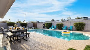 A backyard with a swimming pool, lounge chairs, a dining table, and a barbecue grill. - Private Pool + Outdoor Oasis 5mins to Old Town Indianola Oasis by Avantstay (Scottsdale)