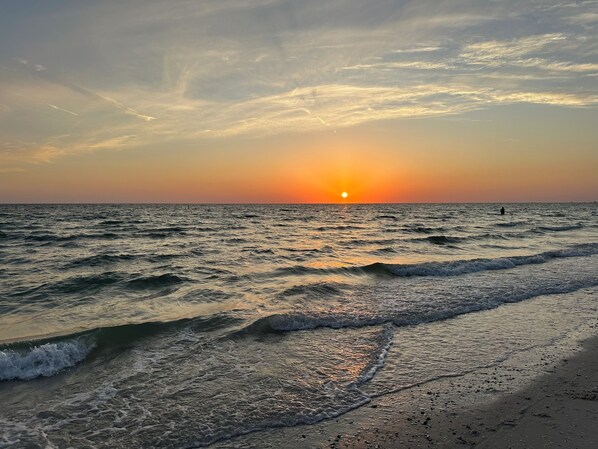 Beach nearby, sun-loungers, beach towels