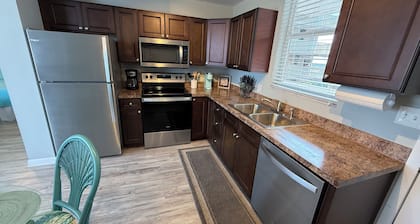 Sallyâs Seaside Escape - Gulf & Bay Views, King Bed, Beach Gear, Steps to Beach!