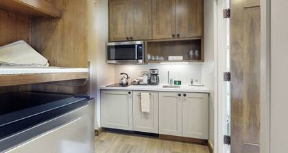 Charlie's Slopeside: Riverfront Resort, Ski-In/Out, Ski Valet, Pool + Health Club, Remodeled #720