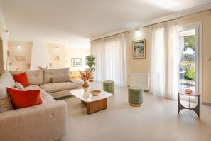 Fernseher, Kamin, Tischtennisplatte, Bücher