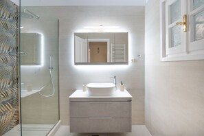 Dusche, Haartrockner, Handtücher