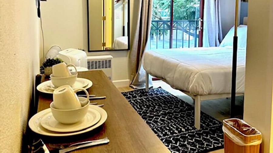 Little Italy Inn - Limited Service Apart Hotel