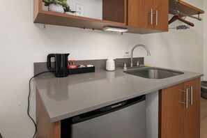 Full Bed Studio | Free WiFi, bed sheets - Little Italy Inn - Limited Service Apart Hotel (San Diego)
