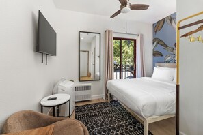 Full Bed Studio with Patio | Free WiFi, bed sheets - Little Italy Inn - Limited Service Apart Hotel (San Diego)