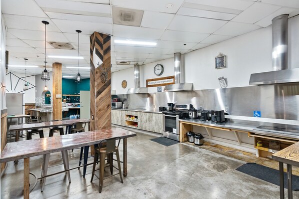 Shared kitchen facilities - Little Italy Inn - Limited Service Apart Hotel (San Diego)