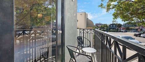Queen Bed Studio with Patio | Terrace/patio