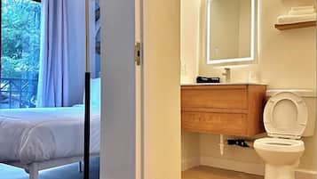 Full Bed Studio with Patio | Bathroom | Combined shower/bathtub, hair dryer, towels, soap