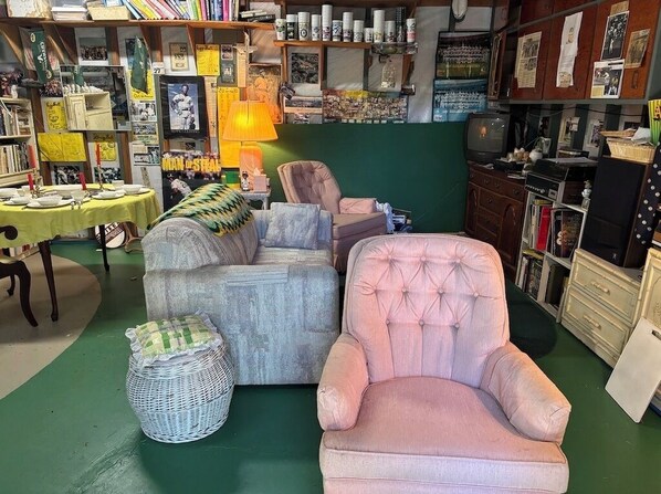 TV, stereo - Charming baseball themed 2-story building with cable TV, wi-fi & stereo system. (Berkeley)