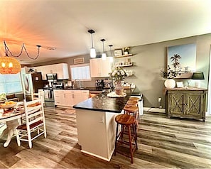 Fridge, microwave, oven, stovetop - Private Lakefront beach oasis (Blenheim)