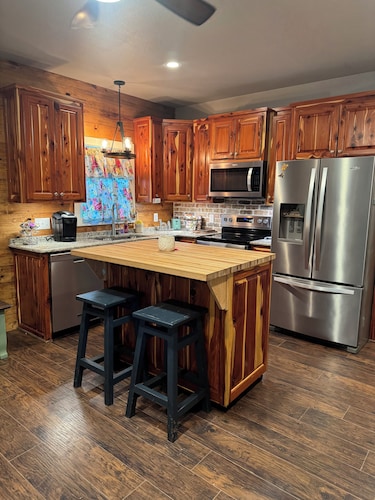 Welcome to Jackson Hole A Charming 1-bedroom house in Historic Mineola.