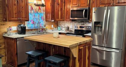 Welcome to Jackson Hole A Charming 1-bedroom house in Historic Mineola.