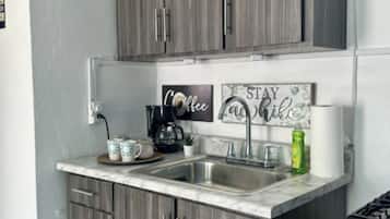 Køleskab, mikrobølgeovn, kogeplade, opvaskemaskine