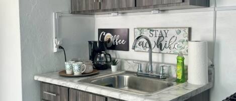 Kühlschrank, Mikrowelle, Herdplatte, Geschirrspüler